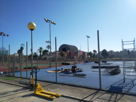 Feines de recanvi del tancat de les pistes de tennis