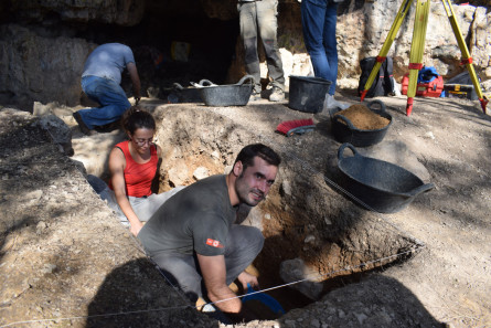 Arqueòlegs a la cova