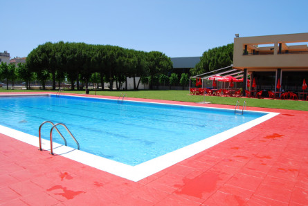 Piscina municipal i terrassa del restaurant