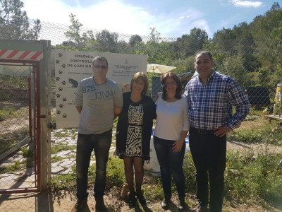 Rosa Fonoll i Josep Maria Hugué amb els responsables de la colònia