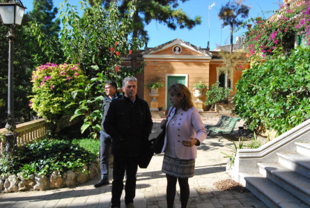 Els representants d'Endesa passejant pels jardins de Can Travé.